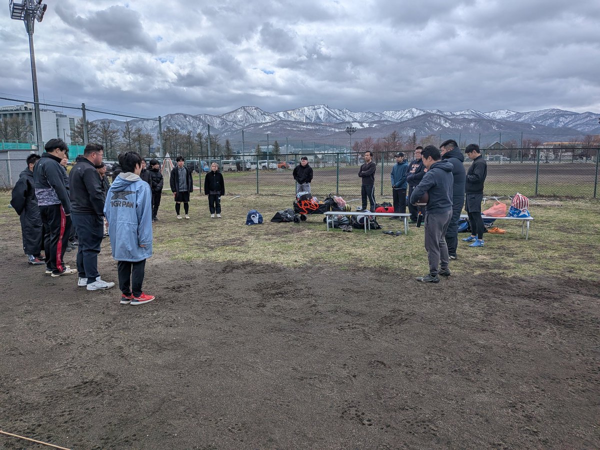 KRMSEagles's tweet photo. 気温8℃の中本日もグラウンド練習でした🥶
本州は20℃超えなのにまだ春は遠いです…
#アメフト
#アメリカンフットボール
#北海道アメフト
#社会人アメフト
#クルムスイーグルス https://t.co/XPq5k1Wnkp