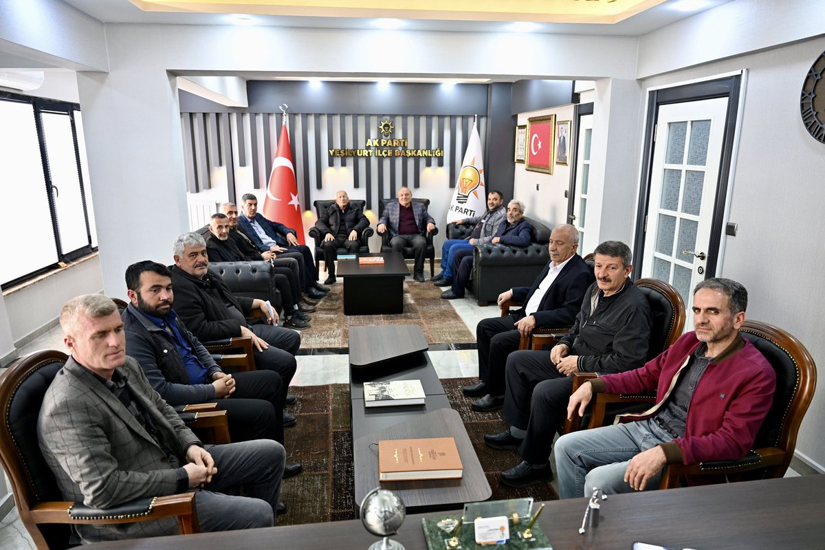 ramazanyaylaci's tweet photo. 📍 AK Parti #Yeşilyurt İlçe Başkanlığı
#Özalper, #Zaviye, #ŞeyhBayram, #Abdulgaffar, #Çilesiz, #YavuzSelim, #AşağıBağlar, #Çukurdere, #Karakavak, #Tecde, #Bostanbaşı ve #Cevatpaşa mahalle başkanlarımız ile bir araya gelerek, hayata geçirdiğimiz hizmetleri ve önümüzdeki döneme dair planlanan yatırımları değerlendirdiğimiz istişare toplantımızı gerçekleştirdik.
Şehrimizin her mahallesine dokunan hizmet anlayışımızı daha ileriye taşımak adına mahalle başkanlarımızın görüş ve önerilerini dinledik; ortak akıl ve güçlü teşkilat ruhuyla çalışmalarımıza kararlılıkla devam ediyoruz.