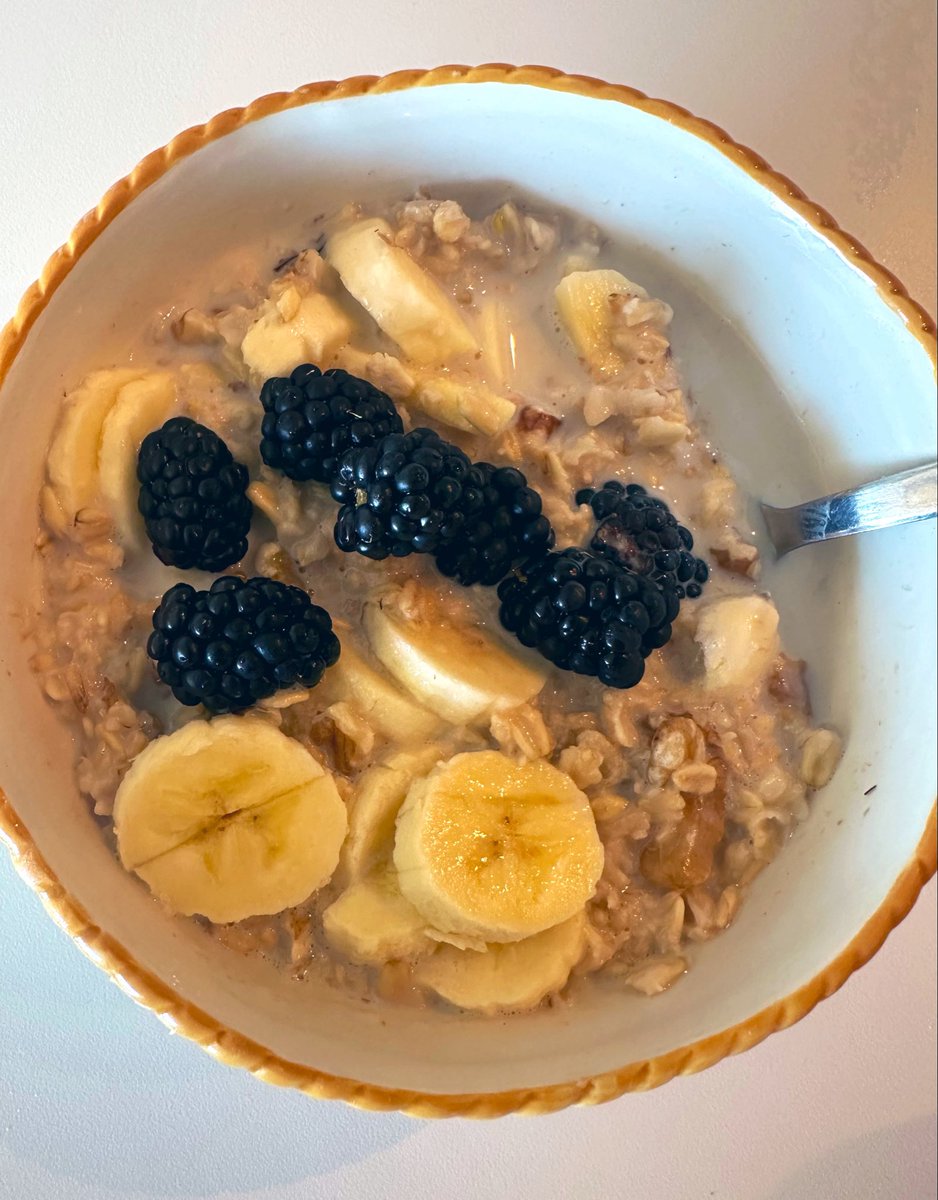 free_style_chef's tweet image. Blackberries are so gorgeous today! 

I am enjoying them with whipped vanilla Greek yogurt &amp;amp; banana. My better half is enjoying them over milk oats with banana &amp;amp; walnuts. 

How would you enjoy them? 

#brekkie #breakfast #fruit #oatmeal