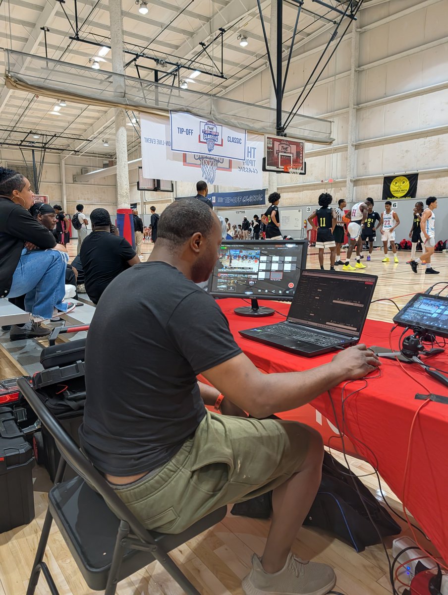Gymratinsider's tweet image. We’re LIVE from The Tip-Off Classic! 🏀🔥 The production team is working hard behind the monitors to bring you the best coverage on the court. Don't miss a minute of the action! 🎥💻
TWEETER x.com/i/broadcasts/1…
YOUTUBE youtube.com/live/UkCCbbjKS…
#TipOffClassic #BallisLife