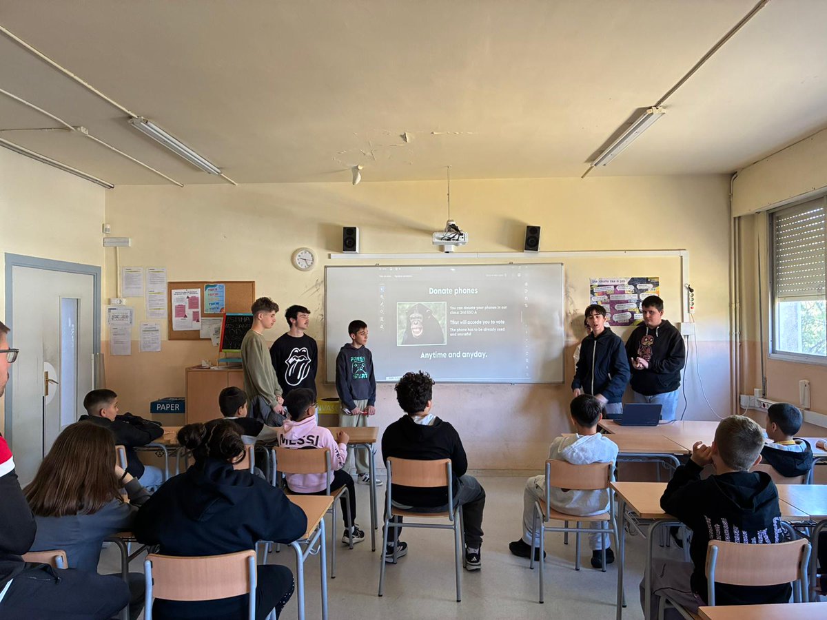 inslaialarquera's tweet image. Els alumnes de 2n d’ESO expliquen el nostre projecte "Save the Chimps: Mobilitza’t per la Selva" als nens i nenes de primària de les escoles @Torre_Llauder i @CamidelCros.
Tots junts col·laborem per un món millor.
#2nESO #projectes #savethechimps