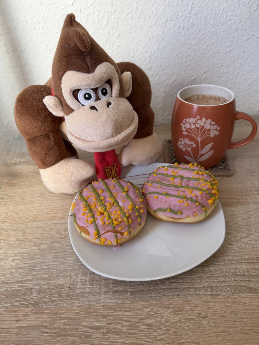 FRD490's tweet image. #Cappuccino and #Donut 
#donkeykong 😊✌️🍩🦍