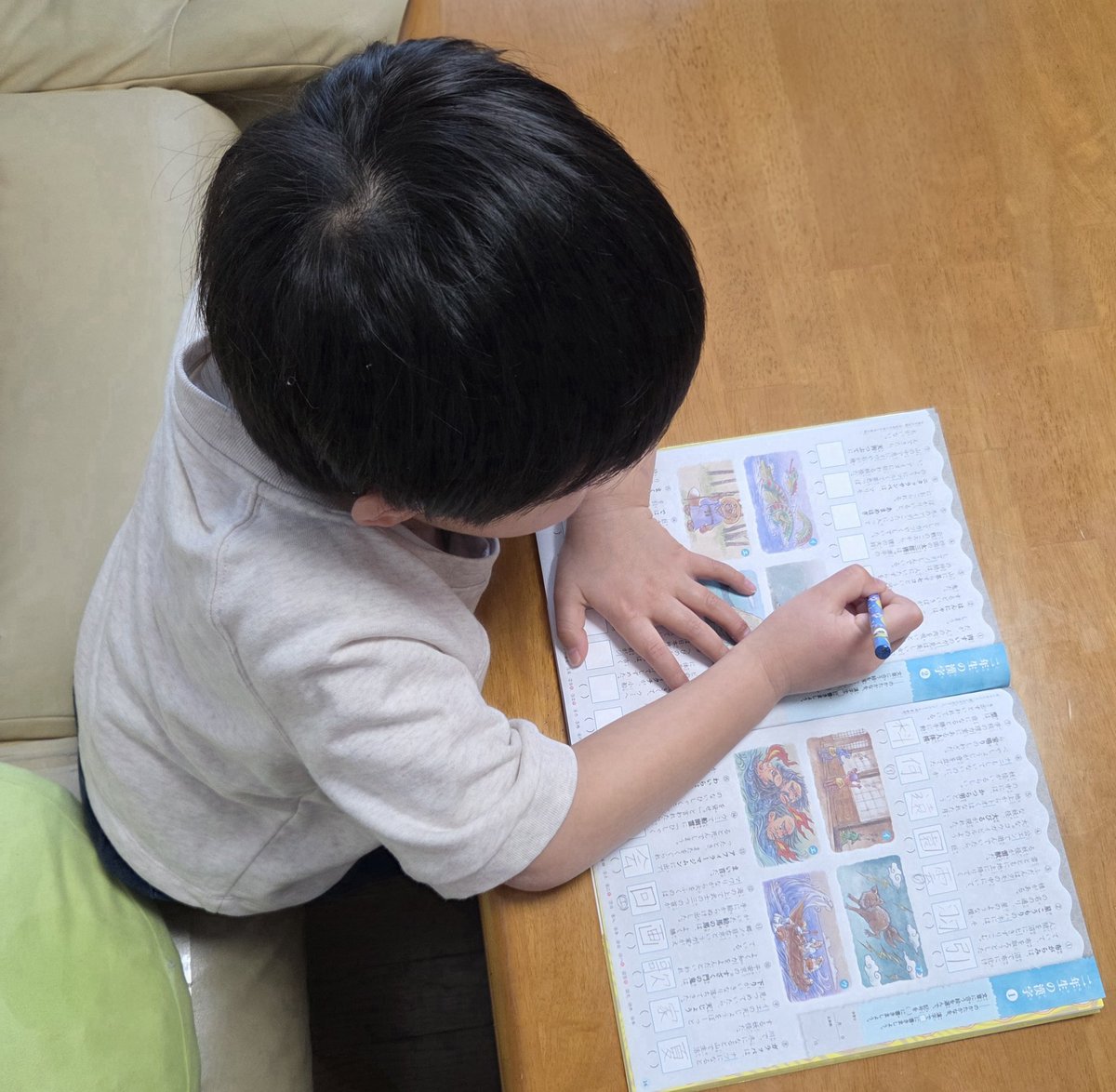 gb1mini's tweet photo. #PR #妖怪ドリル #妖怪ドリルモニター
文響社様より「妖怪ドリル 小学全漢字1026」をいただきました✨妖怪や読書が好きな小学3年生の息子は、妖怪が登場する例文を見ながら「えーそうだったんだ！」「この妖怪こわいよ！」など声に出しつつ、楽しみながら取り組んでいました✏️⭐
続きます→ https://t.co/rAvkvmaoV7