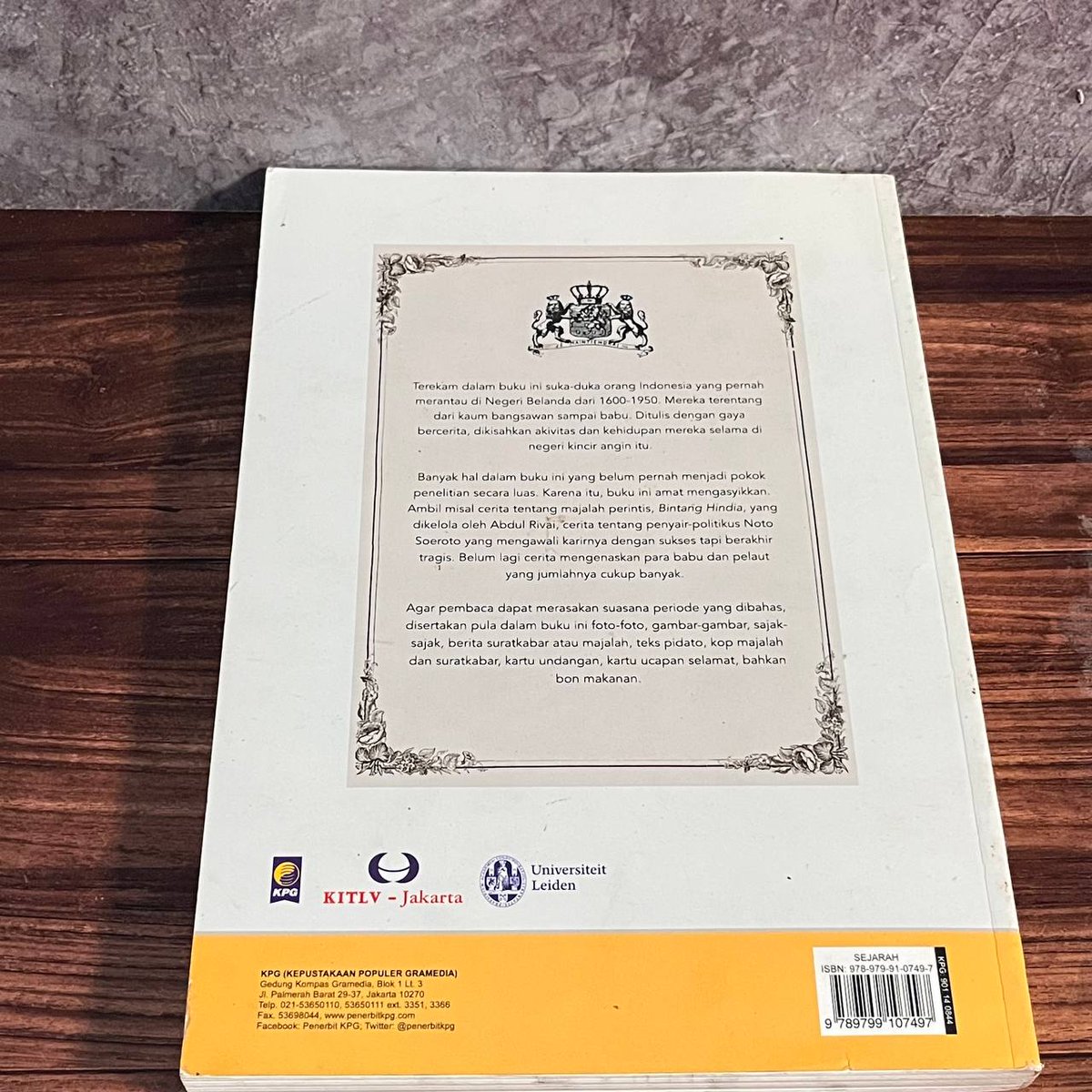 ujungbuku's tweet photo. Harry A. Poeze (Di Negeri Penjajah). Ini edisi kertas licin, mewah, banyak foto, buku agak besar. Sulit menguning. Cocok disimpan jangka panjang (awas banyak yang kw). 

210K https://t.co/KT3RTPjfCG