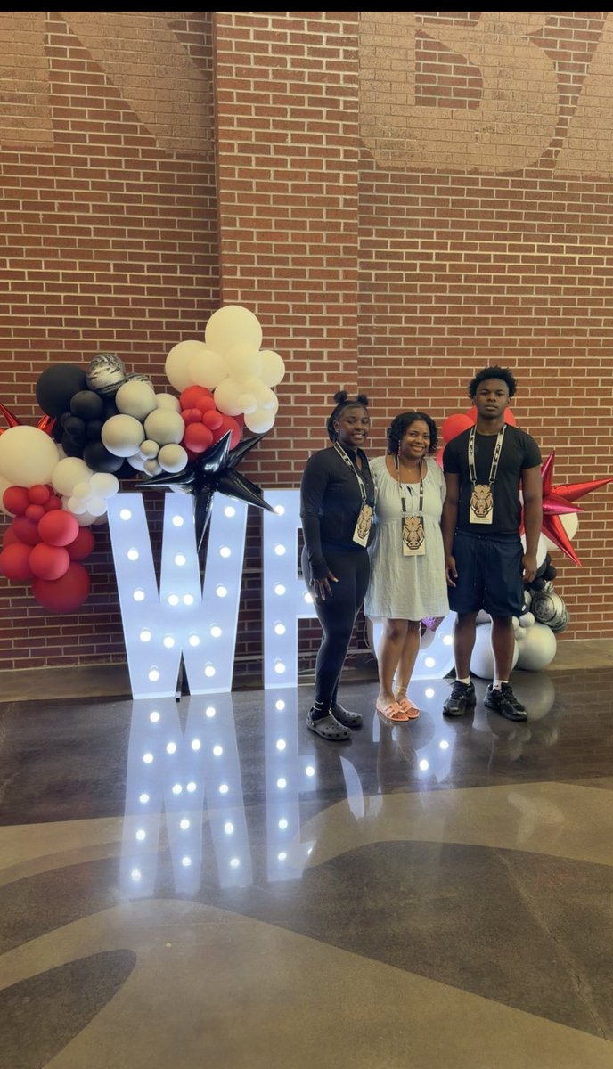 MsTinaMariee's tweet photo. We had a great visit at Arkansas yesterday. I’m glad my children could experience walking through the same sports facility as their late dad once did. Both of my children are smart, athletic, and believe in God. Proud momma 🩷 my daughter is only 11 by the way…. https://t.co/HvCkM9rId1