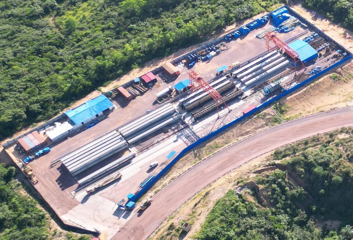 SISC_SA's tweet image. #Infrastructure｜#Kinshasa: Le 3 avril, les 28 poutres en T préfabriquées du pont Mfuti ont été entièrement achevées sur le projet de la rocade de Kinshasa, financé par Sicomines.
Chaque poutre (30 m, ~82 t) a été réalisée en 68 jours, marquant une étape structurante pour