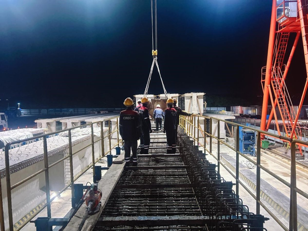 SISC_SA's tweet image. #Infrastructure｜#Kinshasa: Le 3 avril, les 28 poutres en T préfabriquées du pont Mfuti ont été entièrement achevées sur le projet de la rocade de Kinshasa, financé par Sicomines.
Chaque poutre (30 m, ~82 t) a été réalisée en 68 jours, marquant une étape structurante pour