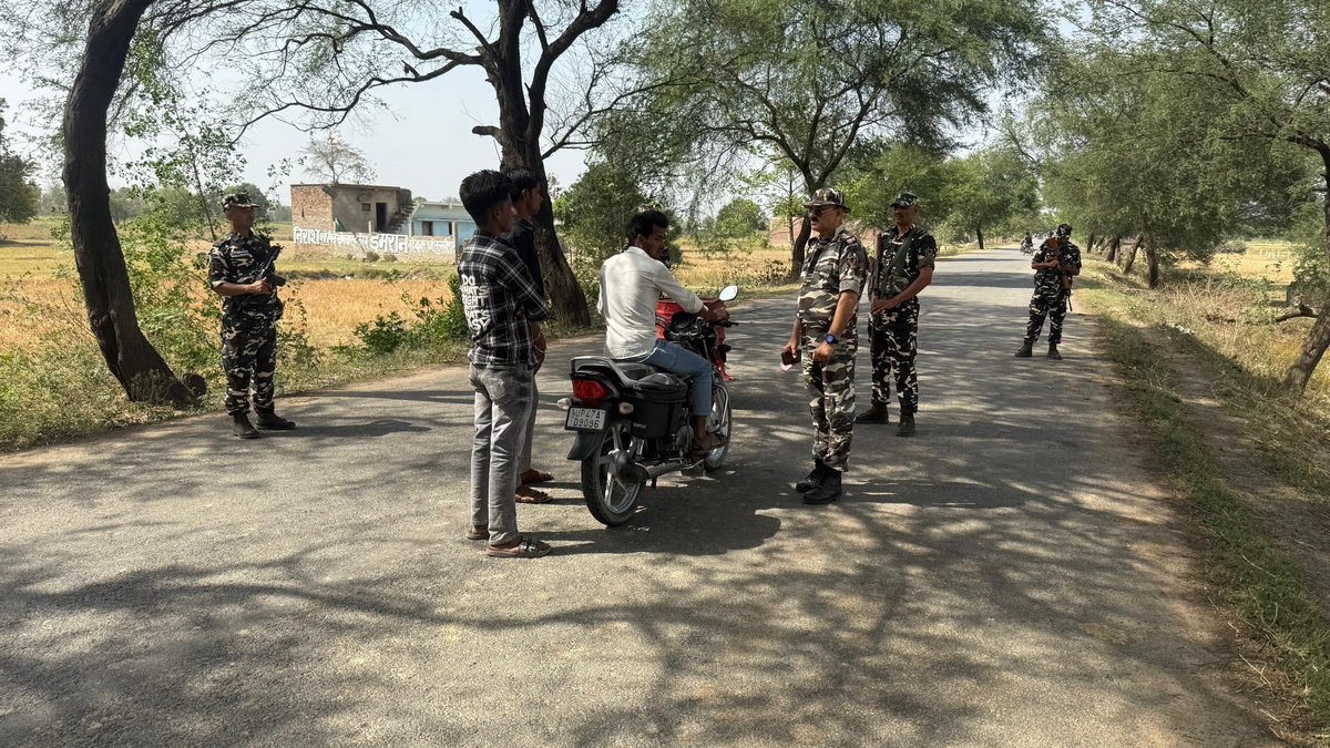 9BnSSB_INDIA's tweet image. गस्त के दौरान जवानों ने सीमावर्ती ग्रामीणों से वार्तालाप कर विश्वास एवं सहयोग को मजबूत किया।
#SSB_INDIA 
#SeemaSuraksha
 #BorderSecurity
 #TrustBuilding 
#NationFirst