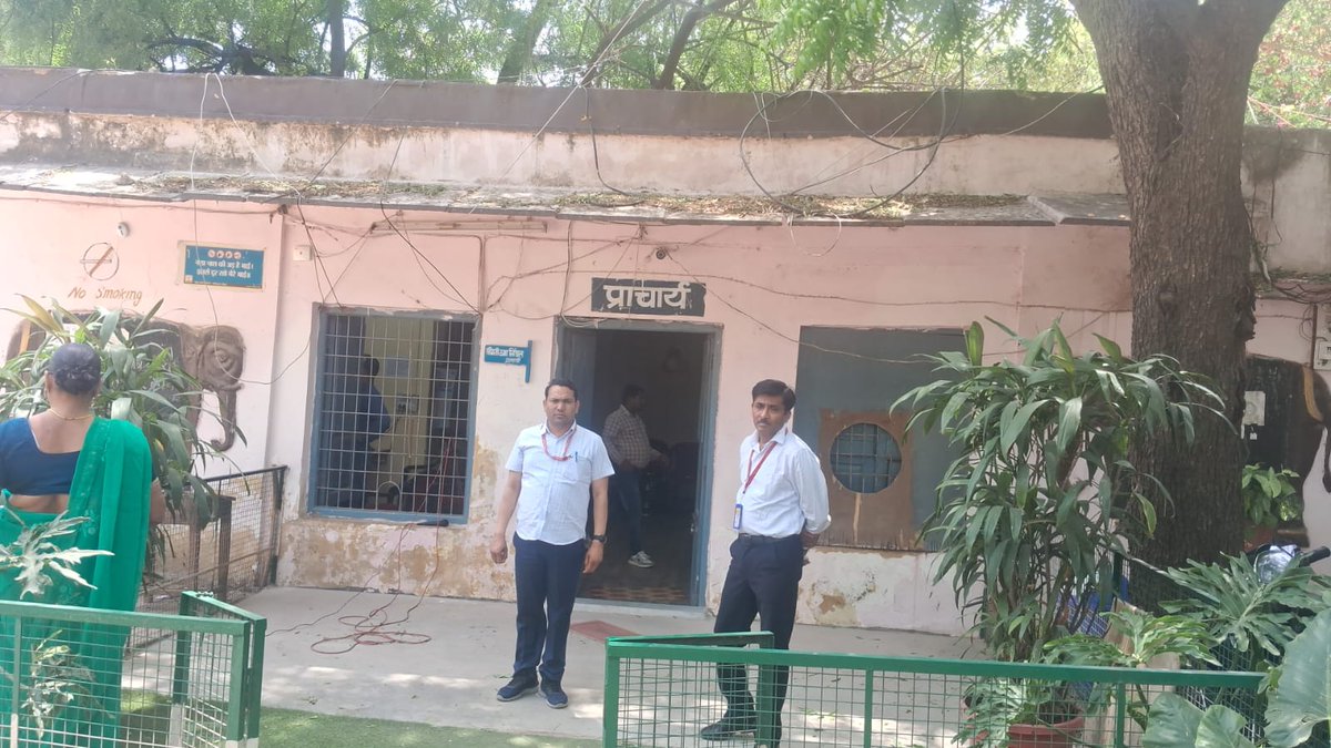 dmgwalior's tweet photo. रविवार को ग्वालियर में 18 केंद्रों पर एनडीए की परीक्षा आयोजित की गई। परीक्षा केंद्र शासकीय गजराराजा कन्या हाईस्कूल लश्कर सहित अन्य परीक्षा केंद्रों का अधिकारियों द्वारा निरीक्षण किया गया । परीक्षा शांतिपूर्ण तरीके से सम्पन्न हुई।
#NDA
#gwalior
#NDAExam https://t.co/50Jj7OJnyM