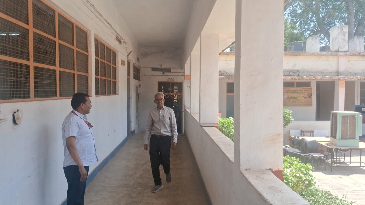 dmgwalior's tweet photo. रविवार को ग्वालियर में 18 केंद्रों पर एनडीए की परीक्षा आयोजित की गई। परीक्षा केंद्र शासकीय गजराराजा कन्या हाईस्कूल लश्कर सहित अन्य परीक्षा केंद्रों का अधिकारियों द्वारा निरीक्षण किया गया । परीक्षा शांतिपूर्ण तरीके से सम्पन्न हुई।
#NDA
#gwalior
#NDAExam https://t.co/50Jj7OJnyM
