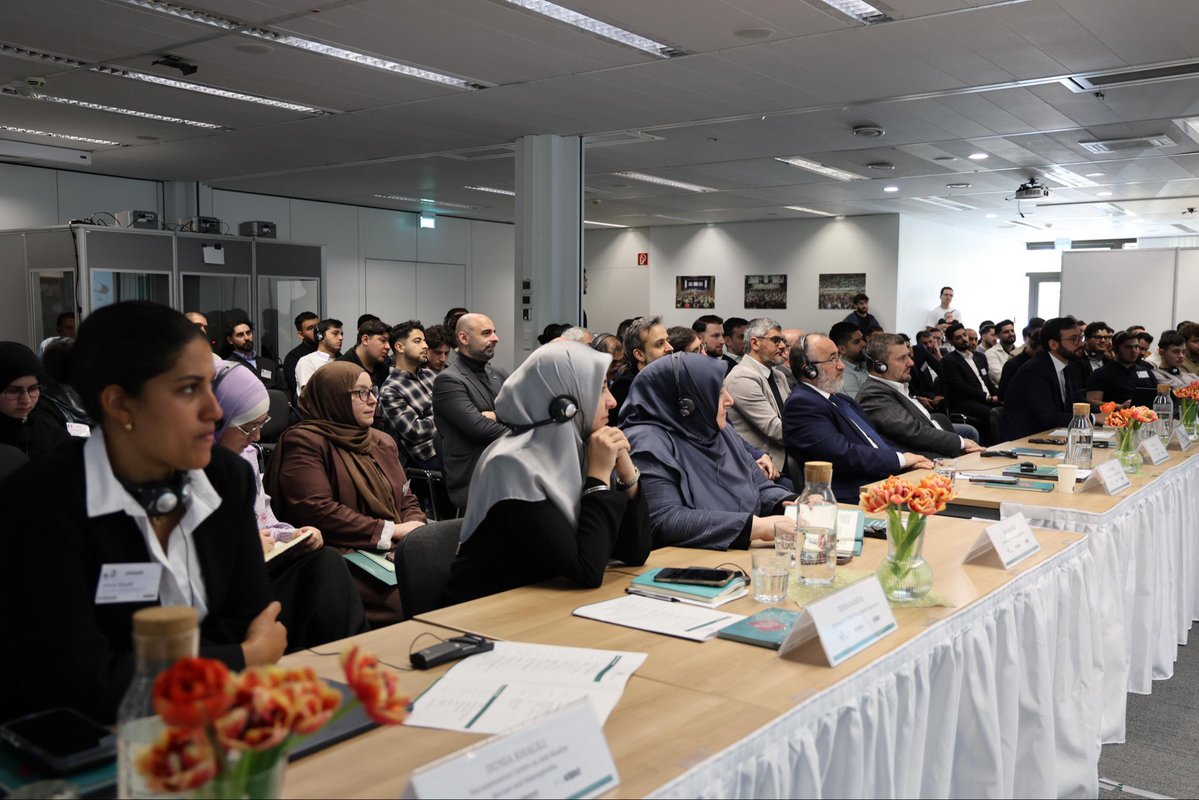 zehrakaratas571's tweet image. 🇩🇪 Mit der #Vision einer #Jugend, die die #Zukunft analysiert und der Gesellschaft die Richtung weist, haben wir – Alhamdulillah – unseren ersten konkreten Schritt getan.

An diesem Wochenende haben wir das erste Modul der #SES #Academy erfolgreich durchgeführt. Diese wurde mit