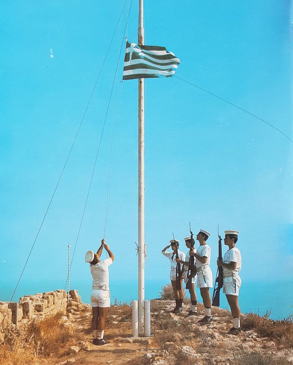 HistoryCyprus's tweet image. Τὸ σπίτι γέμισε τριζόνια
χτυποῦν σὰν ἄρρυθμα ρολόγια
λαχανιασμένα. Καὶ τὰ χρόνια
ποὺ ζοῦμε σὰν αὐτὰ χτυποῦν
καθὼς οἱ δίκαιοι σιωποῦν                  
σὰ νὰ μὴν εἶχαν τί νὰ ποῦν.

Γιῶργος Σεφέρης 

#Cyprus / #Κύπρος / #Greeks