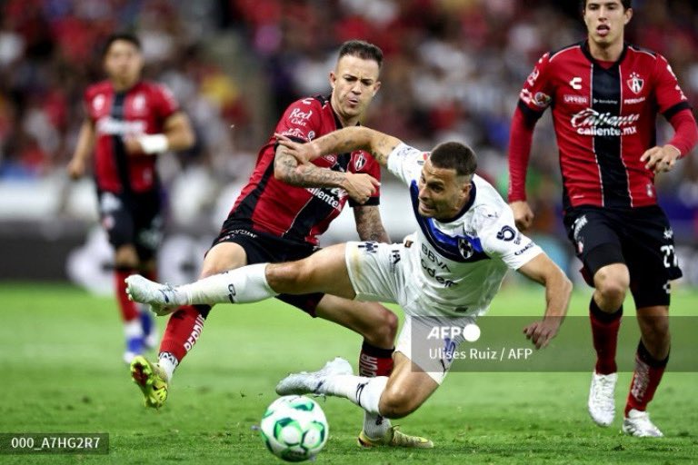 35mmfotografia's tweet image. El centrocampista español del Monterrey, Sergio Canales, recibe una falta del delantero brasileño del Atlas, Gustavo Ferrareis, durante una disputa por el balón en el partido del torneo Clausura de la Liga MX.@afp @AFPcom @AFPphoto #AFP @AFPespanol #Mexico @AtlasFC  @Rayados