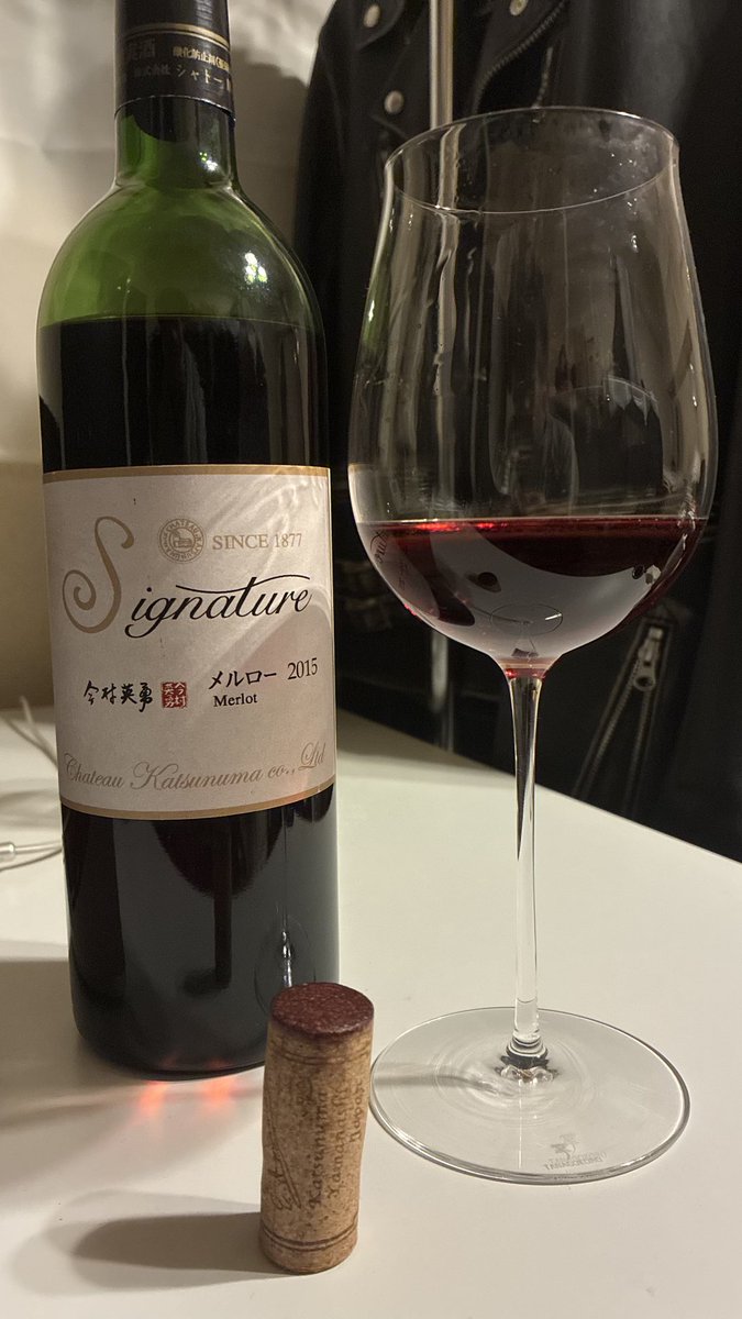 b_i_b_l_i_o_'s tweet image. 自然と撮りたくなる良い色

日光をろくに浴びない生活を長年してたので、この時間帯に歩かないとまだ落ち着きません
散歩が終わったので寝酒に

こういう美味しい国産ワインが増えてくれると嬉しいな

日本で成功してる国際品種は、今の所Mrが1番だと思う

めっちゃしなやかで飲みやすい
#Merlot