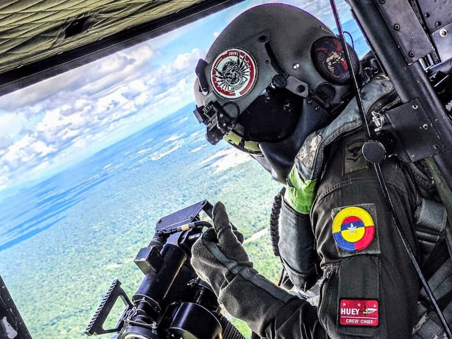 COMANDANTE_FFMM's tweet photo. En 2026, la @FuerzaAereaCol ha demostrado, una vez más, su valor para #Colombia.

Más de 2.571 misiones, en su mayoría de transporte, han permitido movilizar cerca de 38 mil personas y más de 3 mil toneladas de carga a lo largo y ancho del territorio nacional, llegando donde otros no llegan.

Su capacidad de combate también ha sido determinante: 107 apoyos aéreos cercanos en desarrollo de operaciones conjuntas han fortalecido la aplicación legítima de la fuerza contra las estructuras criminales que amenazan la seguridad del país.

Pero, sobre todo, ha salvado vidas: 526 misiones de traslado y evacuaciones aeromédicas  que reflejan el compromiso permanente con las fuerzas y los colombianos, especialmente en las regiones más apartadas.

A esto se suma su participación en operaciones especiales, demostrando precisión, coordinación y superioridad operacional.

Mi reconocimiento a cada hombre y mujer de nuestra Fuerza Aeroespacial Colombiana: su disciplina, su valor y su entrega siguen siendo fundamentales para proteger a #Colombia desde el aire.

#ContundenciaOperacional