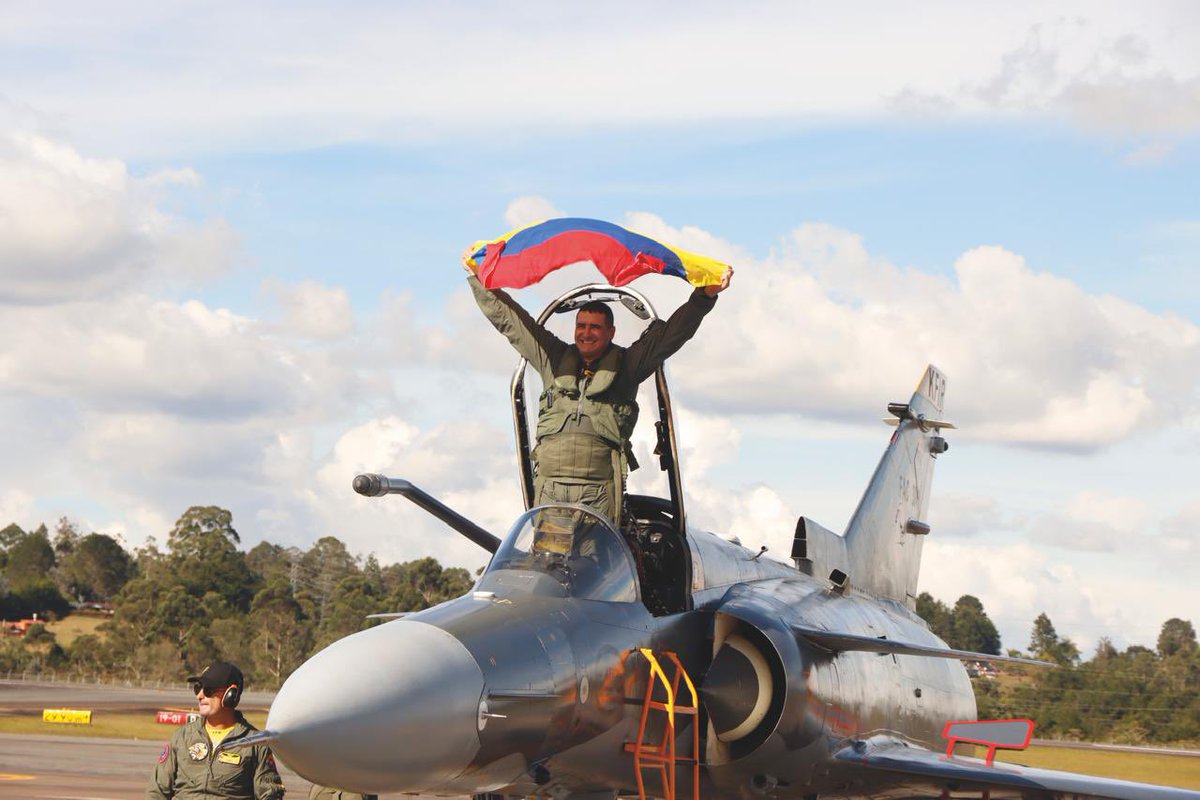 COMANDANTE_FFMM's tweet photo. En 2026, la @FuerzaAereaCol ha demostrado, una vez más, su valor para #Colombia.

Más de 2.571 misiones, en su mayoría de transporte, han permitido movilizar cerca de 38 mil personas y más de 3 mil toneladas de carga a lo largo y ancho del territorio nacional, llegando donde otros no llegan.

Su capacidad de combate también ha sido determinante: 107 apoyos aéreos cercanos en desarrollo de operaciones conjuntas han fortalecido la aplicación legítima de la fuerza contra las estructuras criminales que amenazan la seguridad del país.

Pero, sobre todo, ha salvado vidas: 526 misiones de traslado y evacuaciones aeromédicas  que reflejan el compromiso permanente con las fuerzas y los colombianos, especialmente en las regiones más apartadas.

A esto se suma su participación en operaciones especiales, demostrando precisión, coordinación y superioridad operacional.

Mi reconocimiento a cada hombre y mujer de nuestra Fuerza Aeroespacial Colombiana: su disciplina, su valor y su entrega siguen siendo fundamentales para proteger a #Colombia desde el aire.

#ContundenciaOperacional