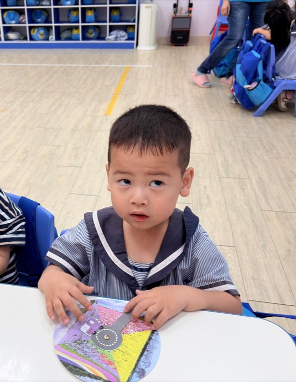 Fatting0801's tweet photo. 幼稚園でのひとコマ📸

真剣な眼差しで工作に取り組んでいたかと思えば、カメラを向けると少し照れくさそうにピース✌️✨

​毎日たくさんの「初めて」に出会い、一歩ずつ成長していく姿に、胸がいっぱいになります。🌱 この小さな手で、これからはどんな未来を掴んでいくのかな🌈 https://t.co/t5QwLVnvHN