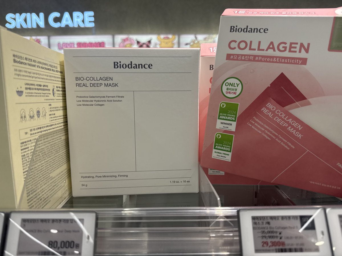 MuenzenMeister's tweet photo. Was kann Korea außer Kimchi? 
Richtig: K-Beauty!

Ich war letztes Jahr gefühlt jeden Monat in Seoul. Was mich dort jedes Mal umgehauen hat ist die Kosmetik- und Schönheitsindustrie. In Gangnam, dem wohlhabendsten Stadtteil, stehen über 500 Schönheitskliniken. Im Stadtteil Myeongdong gibt es ganze Straßenzüge voller Shops und Kliniken. Eine Doppellid-OP zum 18. Geburtstag ist in vielen koreanischen Familien ein normales Geschenk.

Daraus ist mittlerweile ein milliardenschweres Exportgeschäft geworden. Südkorea ist seit letztem Jahr der größte Kosmetik-Exporteur in die USA. Man schaue sich nur die Millionen Insta und TikTok Videos dazu an. Eine Industrie aus dem Nichts in 20 Jahren aufgebaut, Respekt!