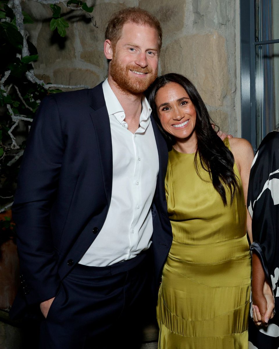 HELLO! Canada tweet media