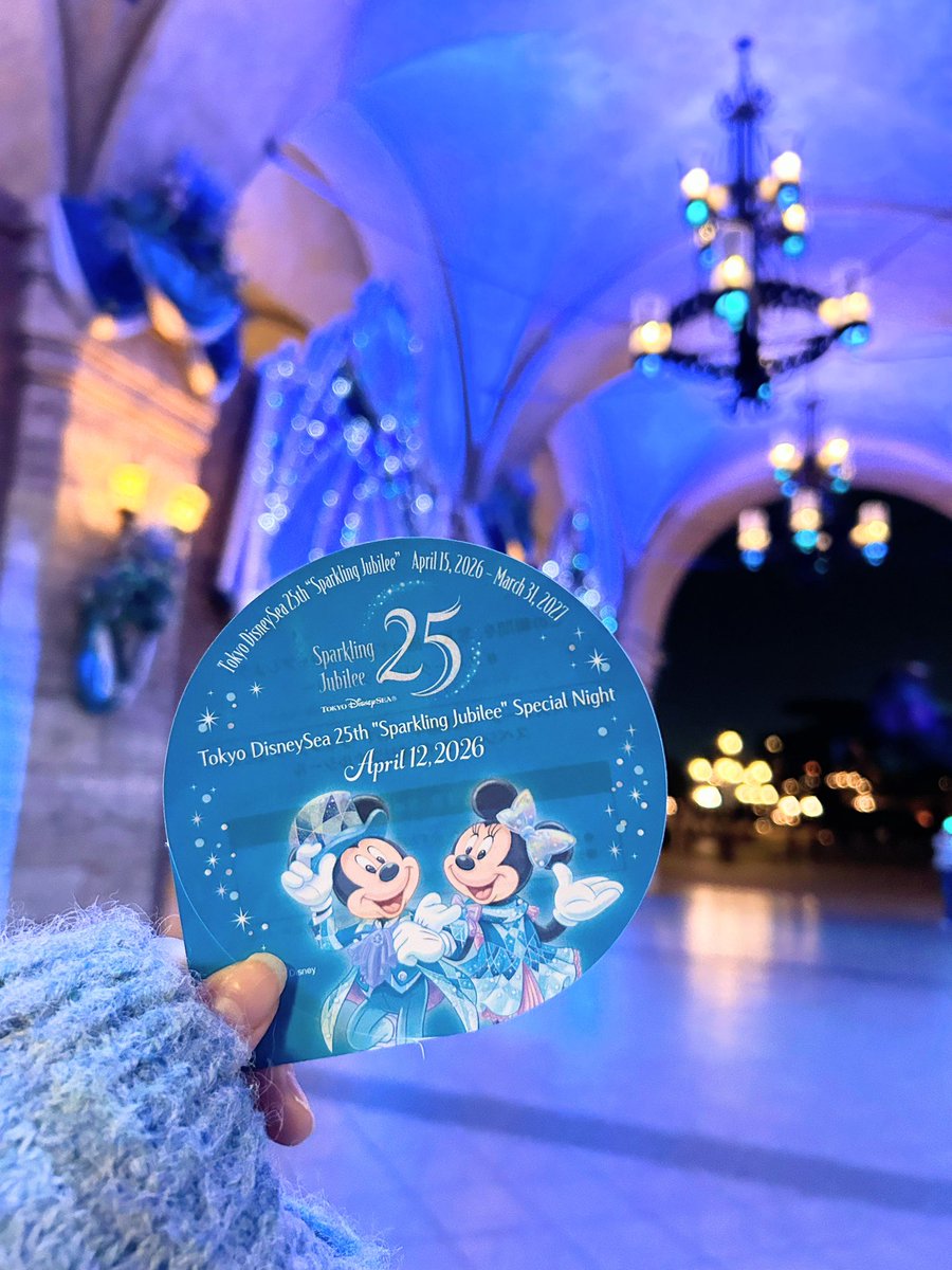 39chocolat's tweet photo. 東京ディズニーシー25周年のスペシャルナイトに行ってきました🩵💙🤍
ジュビリーカラーで彩られた煌びやかな装飾と雰囲気がとっても素敵でうっとり… https://t.co/tlORZUi1TY