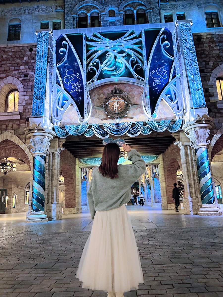 39chocolat's tweet photo. 東京ディズニーシー25周年のスペシャルナイトに行ってきました🩵💙🤍
ジュビリーカラーで彩られた煌びやかな装飾と雰囲気がとっても素敵でうっとり… https://t.co/tlORZUi1TY
