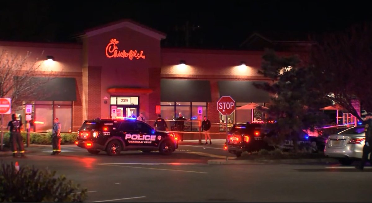 LeanneSpurs's tweet image. 🚨‼️🇺🇸: #SHOOTING #MASSSHOOTING #CHICKFILA - Multiple people were shot inside a Chick-fil-A at 2319 U.S.-22 Route 22 in Union Township, New Jersey, just before 21:00 p.m. Saturday.

The father of one of the workers said that his son called him in a panic, saying that multiple