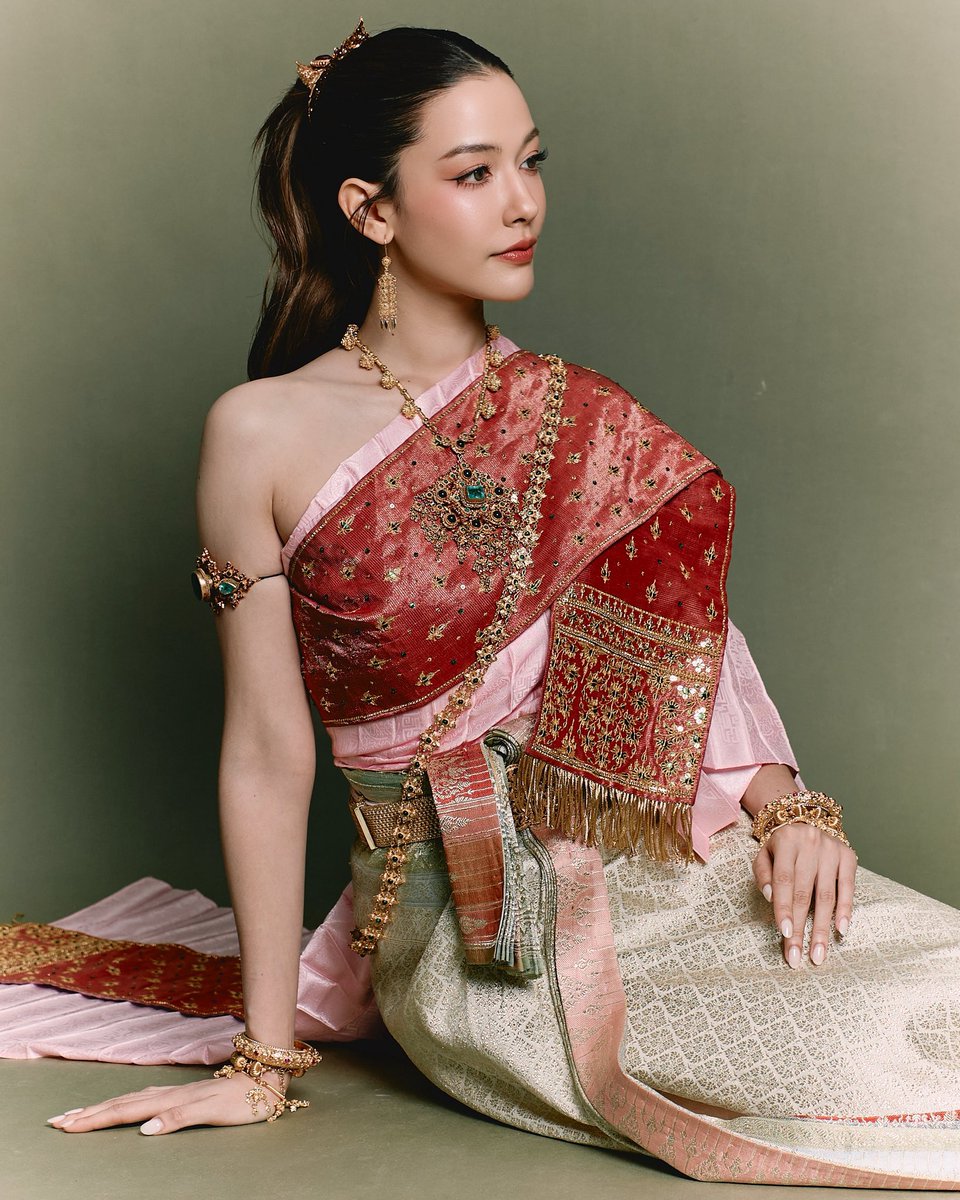 งื้อออ สวย สวย สวย สวย สวย สวย สวย สวย สวย สวย !!!! เข้าใจป่ะ ว่าสวยมากกกกกกก 

ขออวยแบบอวยเลย 
ชอบจีน่ากับชุดไทยมากกกก 

#จีน่าซาลาส #yeenasalas