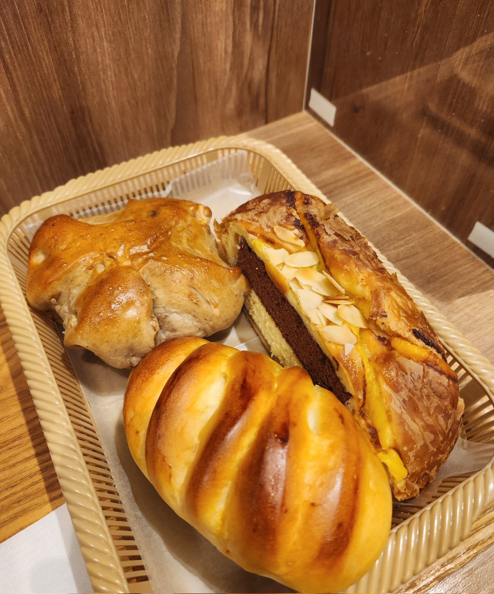 nami_1091's tweet image. 今日のパン活
モルトくるみパン
残り2つは名前覚えてない💦
昨日、パン屋さんに行列できてて気になったので朝ごはんに行ってみた。人気の塩バターパン欠品してたので残念。調べたら塩バターパンとモルトくるみパン２トップらしいのでヨシとします。3つは多いので全部半分だけ食べました‼️
#CASCADE