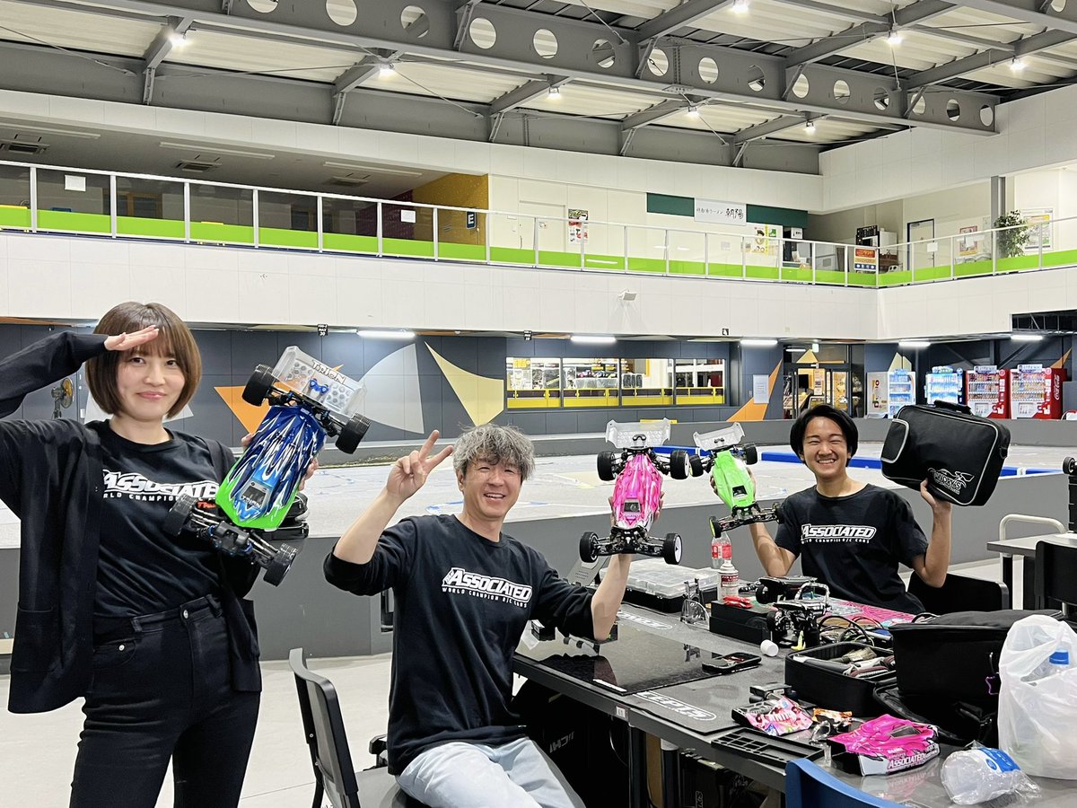torichi34's tweet photo. 4月つくぱーラウンドレース🚙
with TeamAJの愉快な仲間たち💃

2WDは7位、4WDは6位でした！
新しいコースは転倒リスクがなかなかに高く🫨
最後まで誰が勝つのか分からず、終始ドキドキのレース展開でした😂

#TeamAJ #RC10 #B84 #B7 #Associated 
#RC #ラジコン #つくばRCパーク #とりおん https://t.co/4Lc4v9q5y2