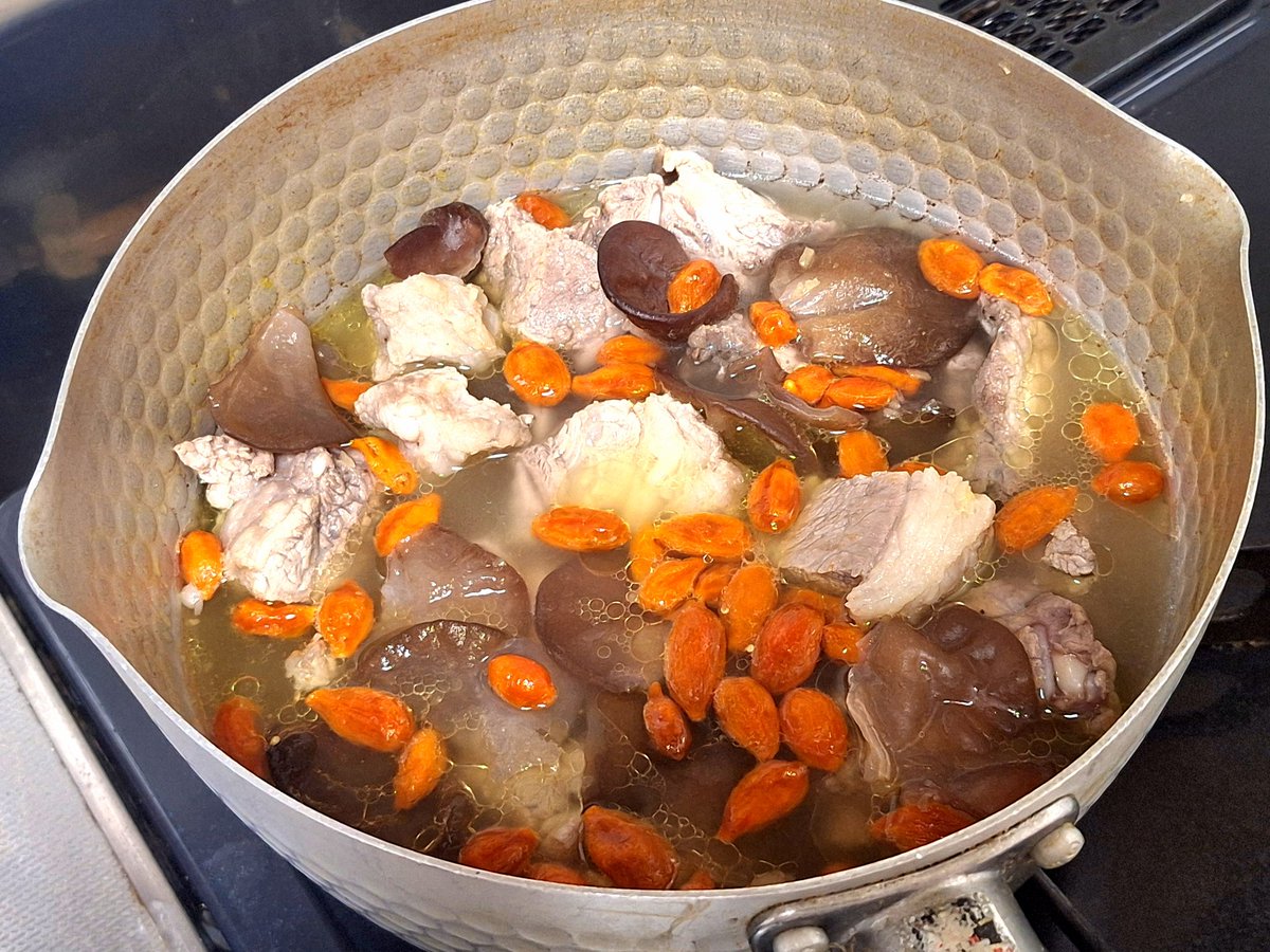 今日の夕飯のスープは台湾料理の木耳排骨湯
今回の味付けは塩とほんの少しの鶏ガラスープの素
スペアリブの出汁でコクがありながら、サッパリとした味のスープです
台湾料理は出汁や素材そのものの旨味を活かした優しい味が多く、薬食同源の食文化なので、レパートリーを増やしていきたい