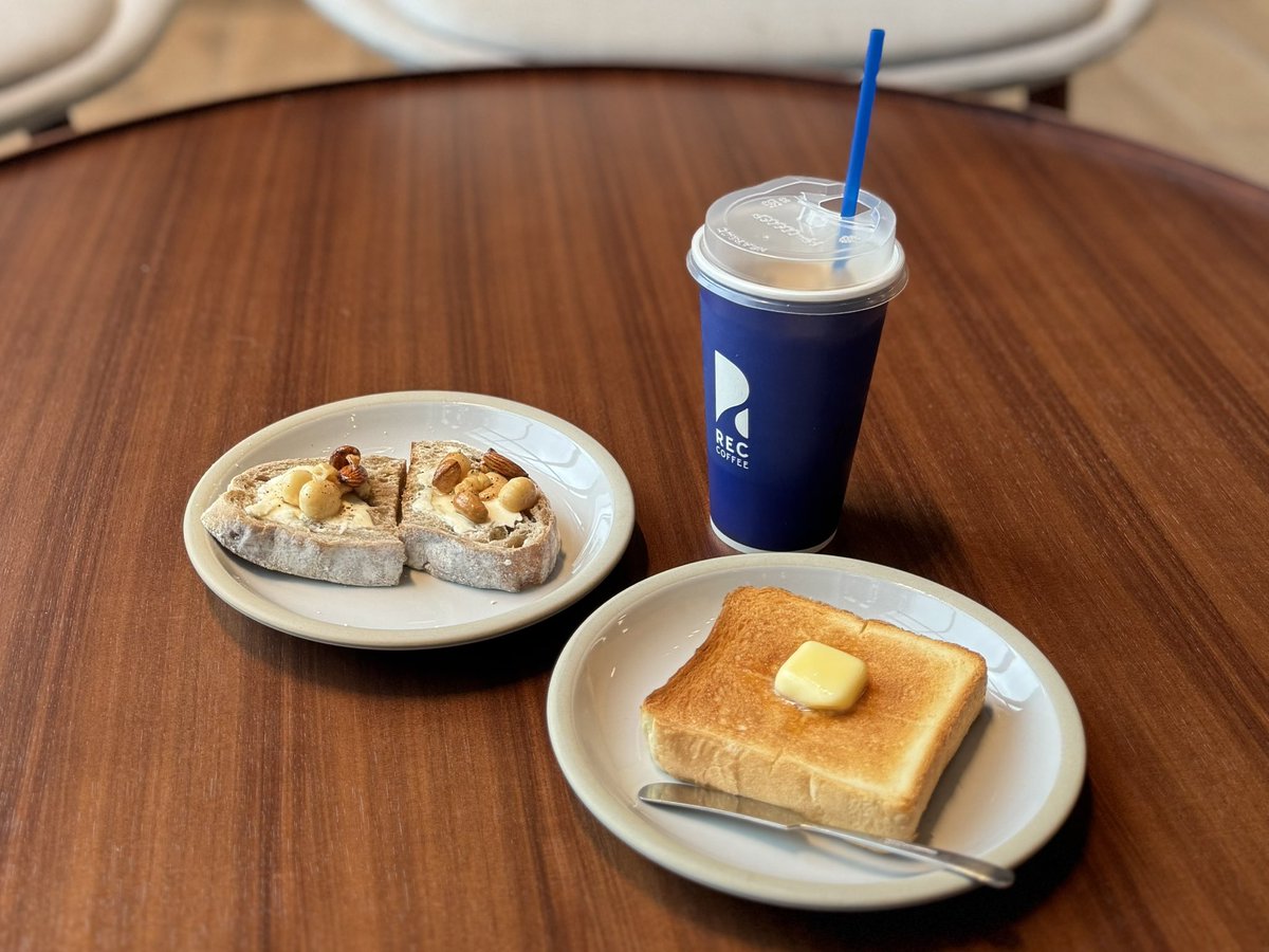 myjazz_x's tweet photo. 【福岡 #MyJAZZNEY 】
天神の新しいランドマーク「ワンビル」の「REC COFFEE」。

朝7時から開いているのが嬉しい！ 厚切りトーストと珈琲をお供にPC作業も捗る最高のオープンスペースでした。

📍REC COFFEE ONE FUKUOKA BLDG.店 https://t.co/waWfopJLQO
#福岡モーニング #RECCOFFEE #福岡観光 https://t.co/qTVdZQQBa4