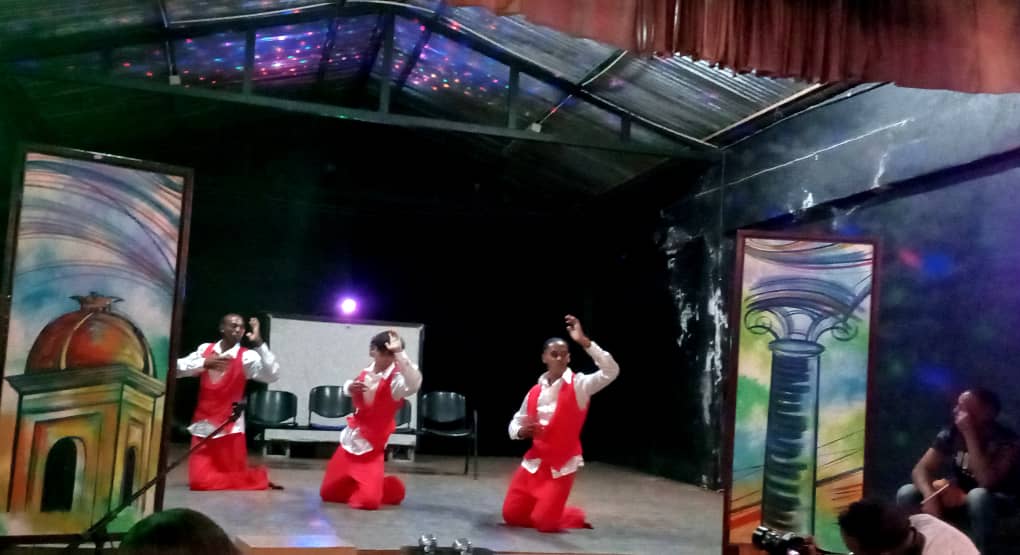danzalibregtm90's tweet photo. #LaBohemia desde Danza Fragmentada regala momentos especiales. Hasta allí llegaron ayer nuestros bailarines con la pieza *Con Olor a Rosas*.
Gracias por la invitación a la gran familia que compone La Bohemia.
#CulturaGuantánamo
#danza #CubaEsCultura https://t.co/hXv9eBB7bC