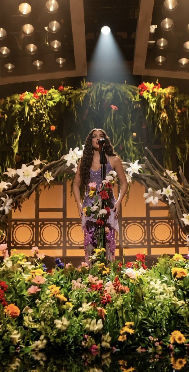 LucasMorilhas's tweet photo. Ela foi lá e cantou música em port em um dos programas mais tradicionais dos Estados Unidos e não só colocou, como fez isso com presença, identidade e zero medo. A gnt percebe que a cultura brasileira atravessou fronteiras, sem precisar se adaptar ou pedir licença😍 #AnittaONSNL https://t.co/kXVbIvaO93
