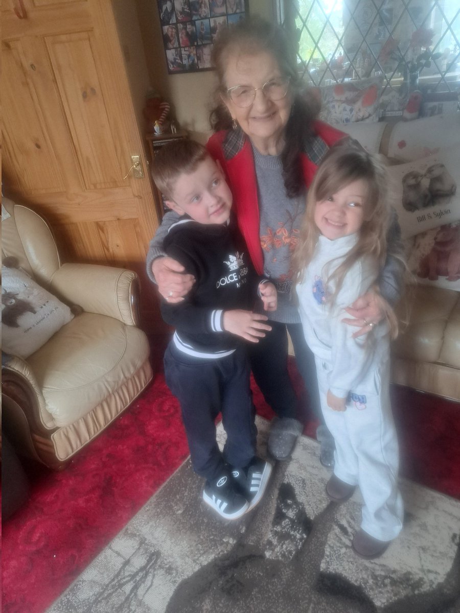 DaniBryan89's tweet photo. Nice little visit to see Great Nannie before her 88th birthday 😲😂 now time for some scran ❤️🤍 @JacksonJBryan2 @AubreyEdenBryan https://t.co/j3gapH8fIi