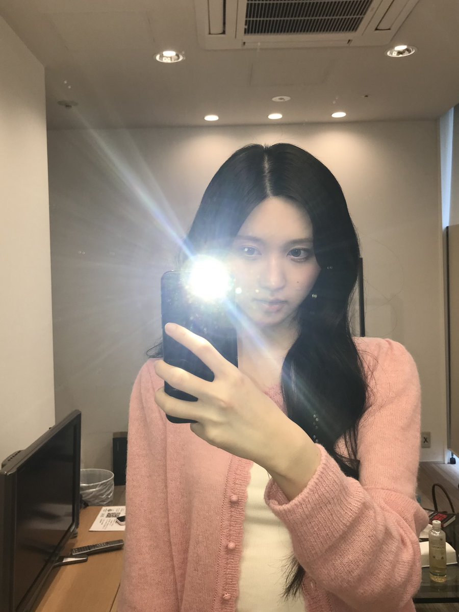 fallbbl's tweet photo. [260412] 🍁💭 [10:51pm - 11:04pm KST]

: arrived in korea!!
: hehe
: 📸
: today 🐹 and i were a matcha strawberry latte couple 💕
: i’m the strawberry 🍓
: this time i found a really good malatang cup ramen in japan
: and i introduced it to the members https://t.co/HYKAT5jUh0