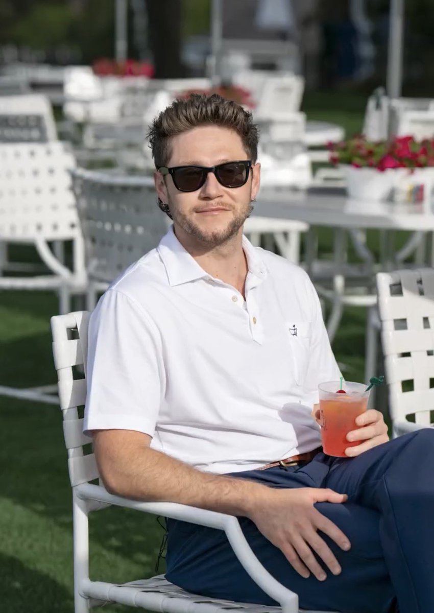 Maggie is at a dinner party 🍽️ tweet media