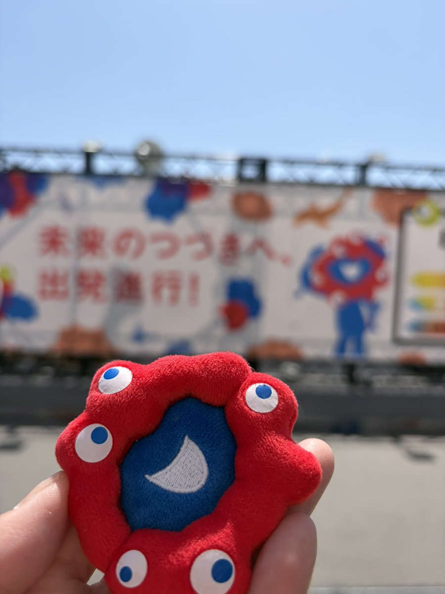 Marinesaloha's tweet photo. 夢洲、万博公園、
りくろーおじさんと551に行列。

帰りの新幹線に乗った瞬間。
携帯がない！

ということで京都で下車、
新大阪へ戻る…

携帯届いてました！
「ミャクミャクがついてる携帯ですね？」
と駅員さん。

ミャクミャクありがとう。笑
#夢洲 #万博公園 #ミャクミャク #携帯見つかった https://t.co/T3BrYJv5RK