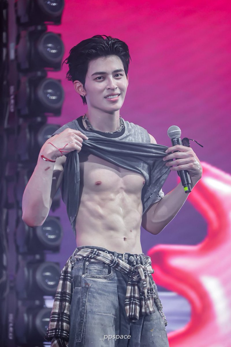karimmmmmuu's tweet photo. ���อนที่พี่ปอนด์แจสเปอร์โชว์ซิคแพค มีคนนั่งดูอยู่บ้านทำท่านี้ : https://t.co/d0gEZKKPmn