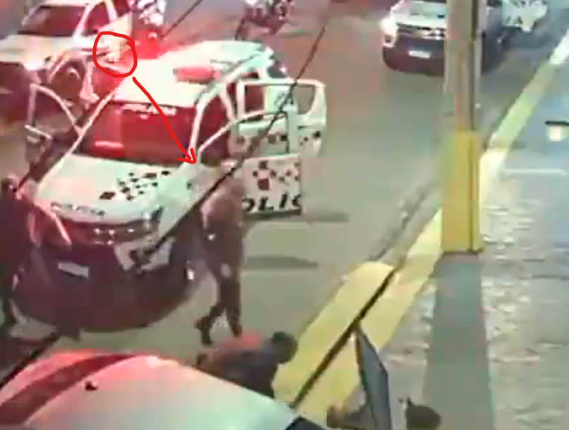 makarovdll's tweet photo. O policial correu atrás da viatura, e atirou, o clarão do disparo da arma do policial ocorre no EXATO momento em que ele cai, atingido na cabeça. https://t.co/j1FEdDfELo