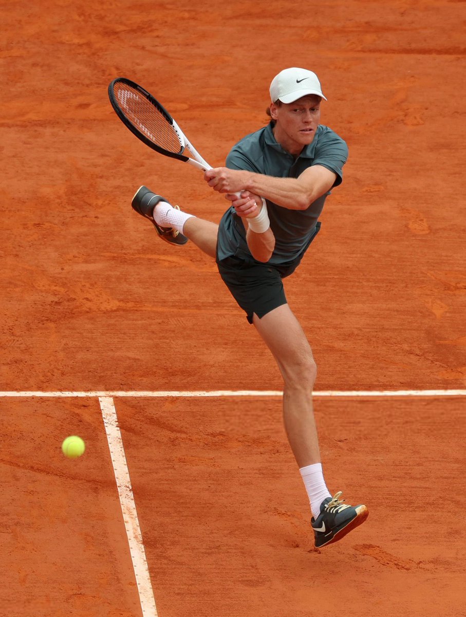 Sinner wins the 1st set 7-6(5) against Carlos Alcaraz in Monte Carlo. 

Exceptional serving from Jannik in the big moments.

Managing the windy conditions very well. 

Jannik is one set away from the title. 

🇮🇹🦊