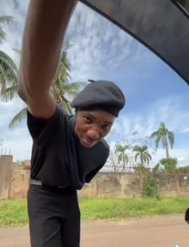 Police 👮‍♂️:you were the last person she  texted before she died. What did you mean by " I'll  choke you"...