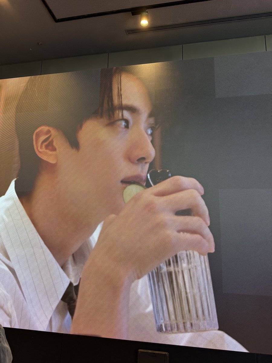 rubo_bts's tweet photo. IGIN PARK IN JAPAN TOKYO ポップアップ 初日レポ⑨

待ち時間は思った以上に長かったけど、まぁ初日だしこんなもんかな？
過去の限定ボトルや樽の展示も✨
そして大本命のトラベルシールが可愛すぎる！巨大スクリーンで堪能するジンくんも最高！本っっっ当に本っっっ当に美人！！私の推し！！！！

終 https://t.co/Nb9QzqBHH6