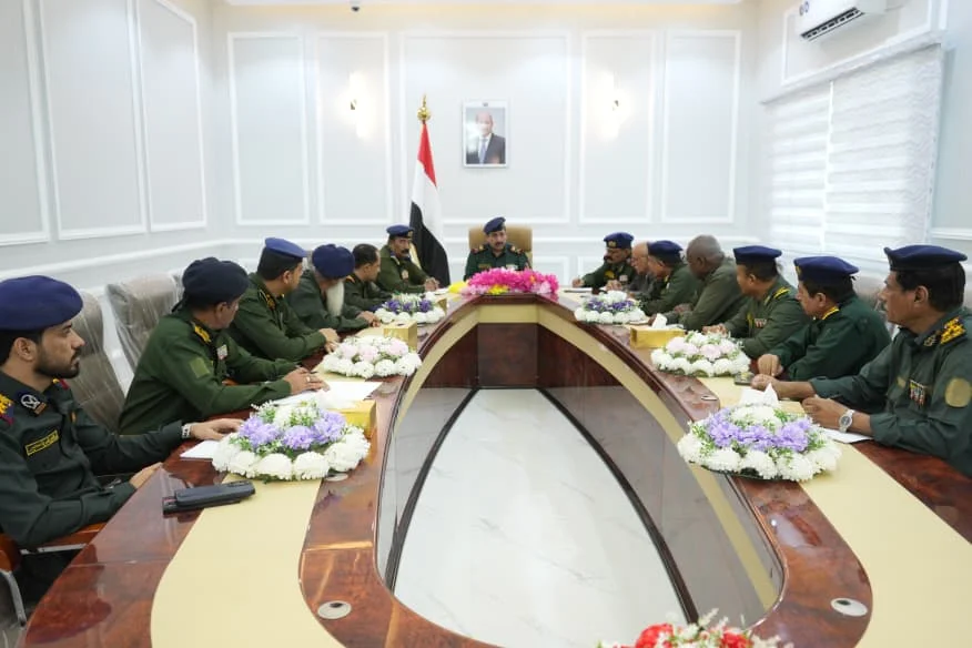 هذه صورة من محافظة عدن صباح اليوم الأحد، لاجتماع رفيع للقيادات الأمنية برئاسة وزير الداخلية اللواء إبراهيم حيدان.
تخيل أن آخر اجتماع بهذا المستوى كان في 7 نوفمبر 2010، لتأمين فعالية خليجي عشرين، أي قبل 16 عامًا كاملة.
16 سنة كاملة تناثرت فيها الدولة بين اللصوص وقطاع الطرق