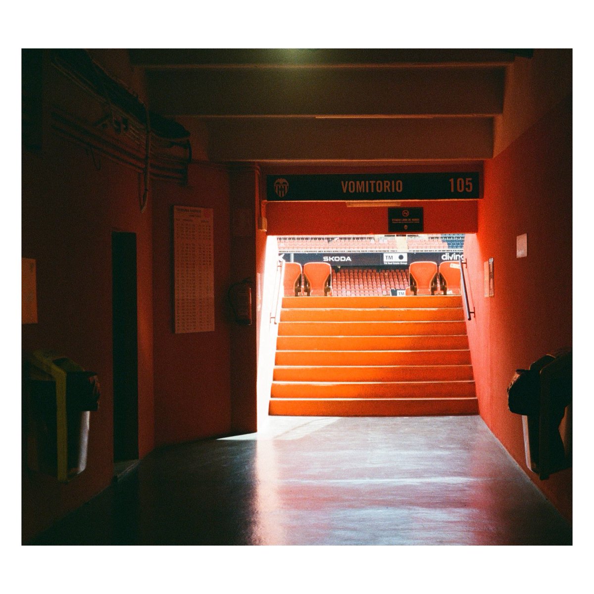 daveyjayyy's tweet image. Retro weekend in Spain this weekend. Seems the right time to share some 35mm film photos from the Mestalla Tour last month.

Shot on Contax TVS &amp;amp; Kodak Snapic A1 w/ Kodak UltraMax 400 Film. 

(1/2)
 
#ValenciaCF #MestallaStadium #35mm #35mmFilm