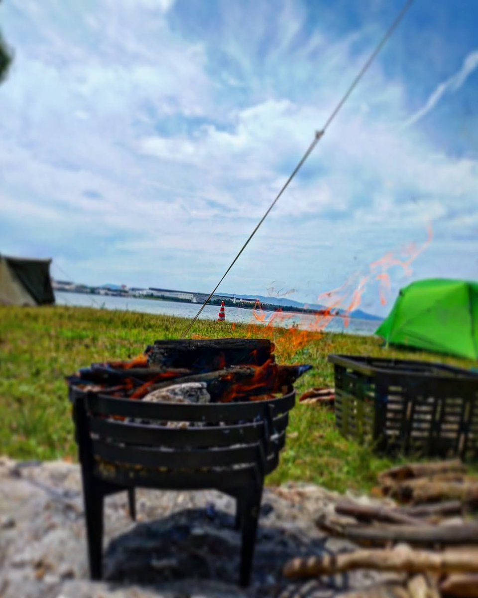 dyvcd54964293's tweet photo. 🔥🌊 海のそばで、ゆっくり燃える時間。  青い空と、ゆれる火の色。 同じ瞬間は二度とこないから、 こうして外で過ごす時間が、 いちばん贅沢なんだと思う𓂃𓈒🌿⭐  

#焚き火時間 #アウトドア女子 #海キャンプ #青空と焚き火 #癒しのひととき https://t.co/Oab2u5sEEz
