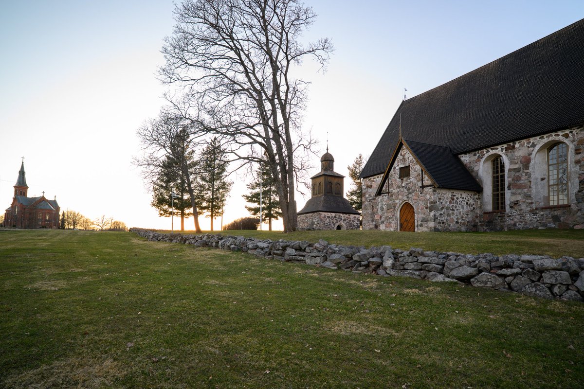 ptmaatta's tweet photo. Sipoon uusi ja vanha kirkko. 
Mielenkiintoinen paikka, jossa on lähekkäin kaksi historiallista ja näyttävää rakennusta.
#kirkko #church #history #travel #finland #landscape https://t.co/Q56BCOU2pf