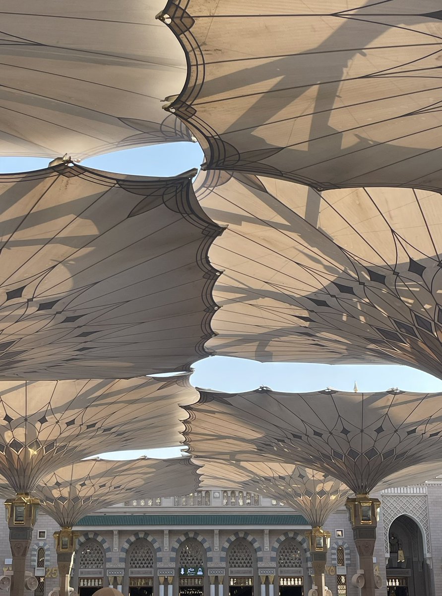 "لا غنى لنا عن الله فوق اي أرض
لا غنى لنا عن الله تحت أي سماء"