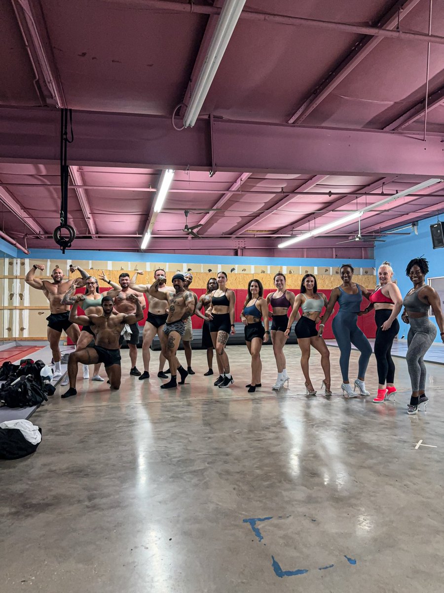 Morning twitter… #fit <a href="/muscles2016/">Luciana Esquilin</a>