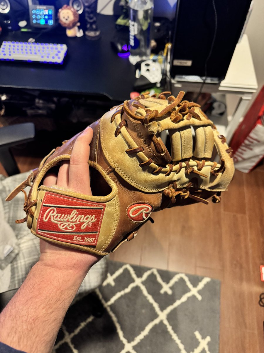 yetanotherbogey's tweet photo. Glove dox. Carried me from 9th grade into college.
Yes it’s broken in exactly as first base mitt should be broken in. Yes there’s two in the pink. Anymore stupid questions, dumbass? #ProPreferred #SuckMe https://t.co/01APQevbqx