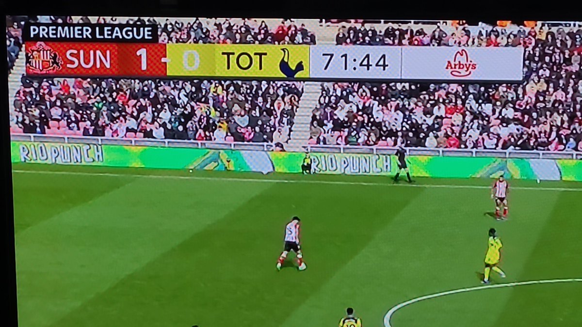 philbot101's tweet photo. When the graphics people don't change the colour for the score like they did for TOT...whyyy https://t.co/tkBmNMQh1j